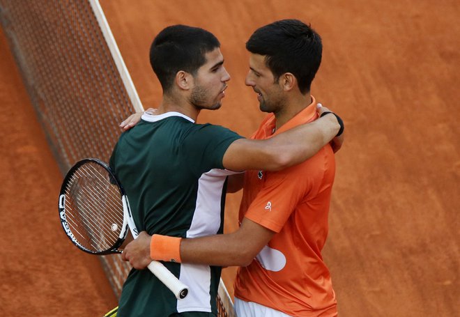 Prednost Novaka Đokovića pred Carlosom Alcarazom (levo) znaša pičlih pet točk. FOTO: Infantes/Reuters