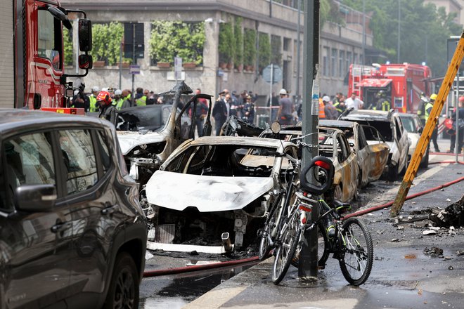 Karabinjerji in gasilci so veliko območje nesreče zaprli, evakuirali pa so tudi eno tamkajšnjih šol. FOTO: Claudia Greco/Reuters