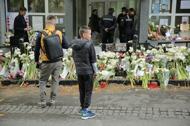 Sedem dni po tragediji so se v beograjsko Osnovno šolo Vladislava Ribnikarja v sredo vrnili učenci, a samo tisti, ki so želeli, in le za uro in pol. FOTO: Jože Suhadolnik/Delo