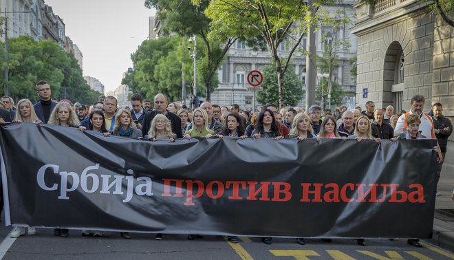 Opozicija je nov protest proti nasilju v Beogradu napovedala za jutri. FOTO: Jože Suhadolnik/Delo