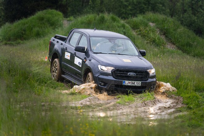 Ena težjih nalog je bila vožnja s terencem. FOTO: Damjan Končar/AMZS