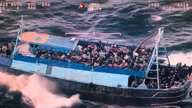 Ljudi z malo več denarja, ki so si želeli v Evropo, niso prevažali v napol sesutih ribiških barkačah ali preperelih gumijastih čolnih. FOTO: Italijanska obalna straža/AFP