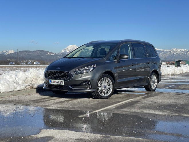 Ford galaxy je s svojim bratom S-maxom kar 17 let vztrajal v skoraj enaki obliki. Tudi to dokazuje njegovo dolgoletno uporabnost. FOTO: Blaž Kondža