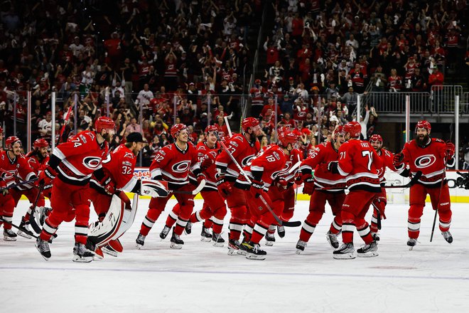 Hokejisti Caroline so še četrtič ugnali New Jersey in se uvrstili v finale vzhodne konference v NHL. FOTO: Jaylynn Nash/AFP