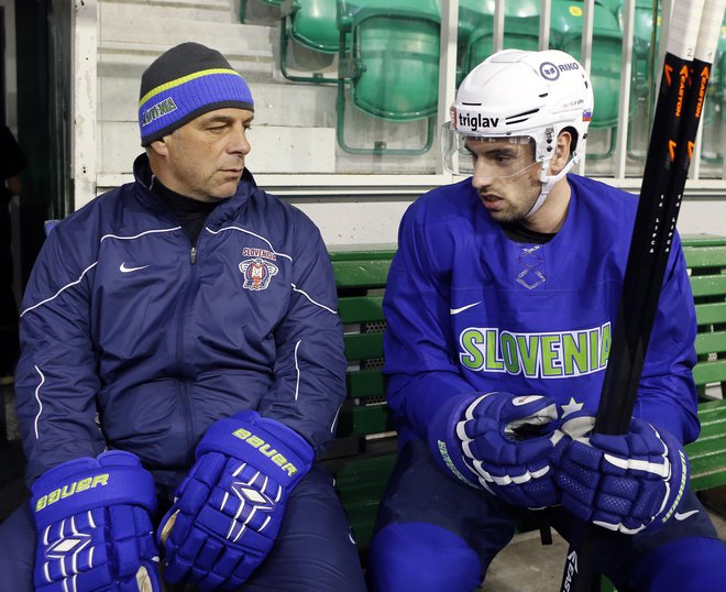 Selektor hokejske reprezentance Matjaž Kopitar (levo) je moral opraviti prvo menjavo zaradi poškodbe Matica Podlipnika (desno). FOTO: Aleš Černivec