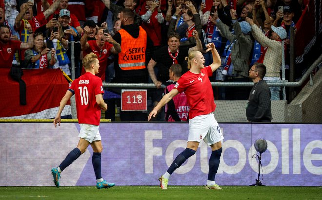 S takšnima igralcema, kot sta Erling Haaland (desno) in Martin Ødegaard, bi norveška reprezentanca morala premagovati vse po vrsti. FOTO: Christine Olsson/Reuters