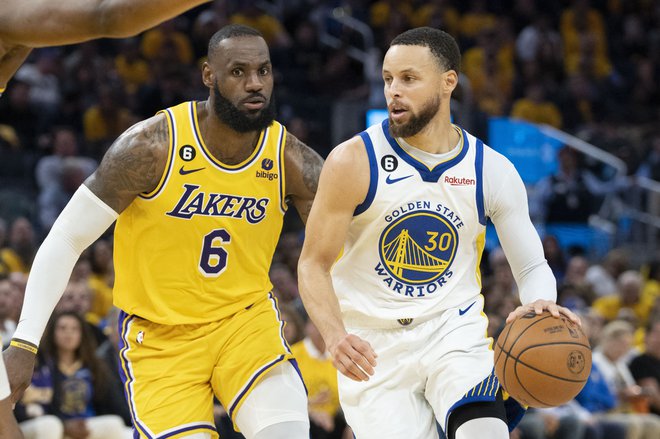 Stephen Curry (z žogo) in LeBron James sta zaznamovala minulo poldrugo desetletje v ligi NBA. FOTO: Kyle Terada/USA Today Sports