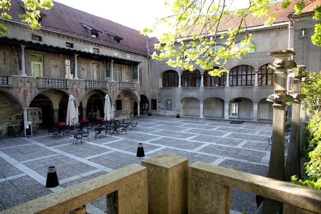 Na velikem dvorišču Plečnikovih Križank bodo obiskovalci odkrivali stensko okrasje in se preizkusili v risanju arhitekture. FOTO: Roman Šipić/Delo