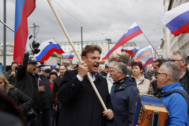 Na čelu upokojenskih shodov se je pojavil Pavel, po svoje enak, a vendar nekoliko spremenjen, z veliko manj sivimi lasmi, kot jih je imel pred desetletjem in pol in več. FOTO: Leon Vidic/Delo