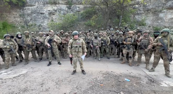 Jevgenij Prigožin, čigar odnosi z rusko vojsko so se v zadnjih mesecih zaostrili, je že v torek eno od ruskih enot obtožil, da je zapustila svoje položaje v bližini Bamhuta. FOTO Concord via Reuters