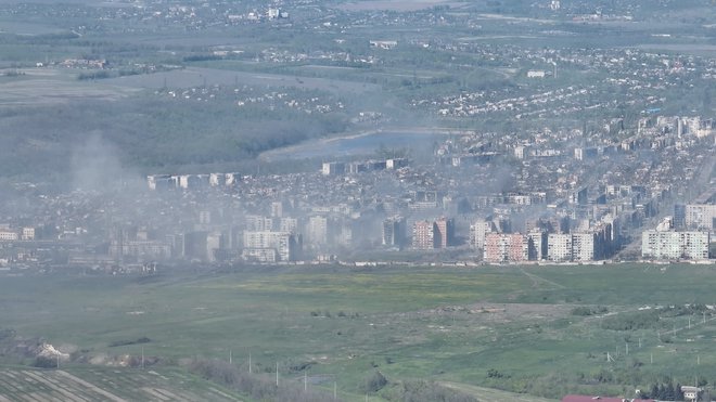 Dim nad uničenim Bahmutom po raketiranju. FOTO: Adam Tactic Group via Reuters