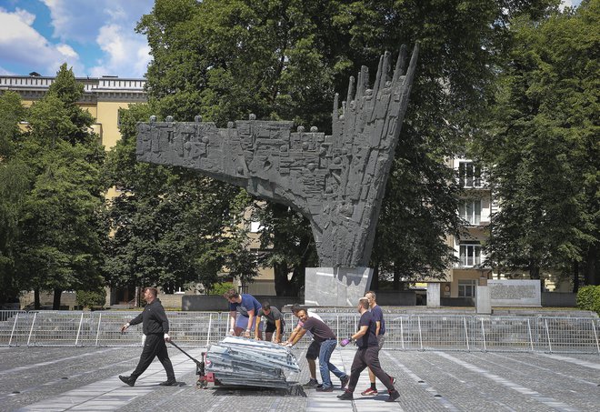 Vsaj dva vzroka sta, da tega spomenika na Trgu republike ne bi smeli nikoli porušiti. Prvi je, da je spomenik revolucije delo kiparja Draga Tršarja, umetniško delo visoke vrednosti ... FOTO: Jože Suhadolnik/Delo