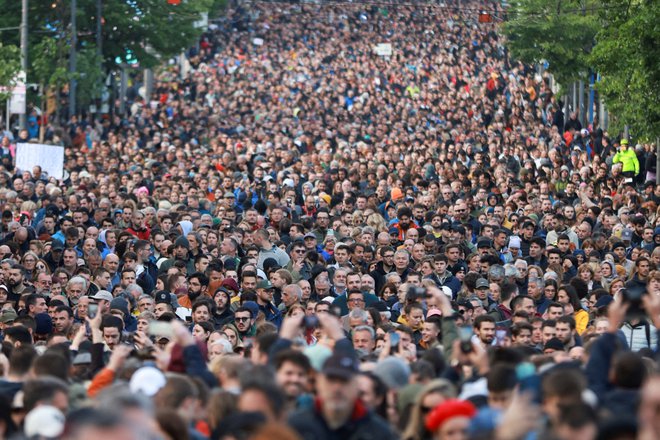 Ljudje, ki že desetletja protestirajo proti vladajočim, v Beogradu že dolgo niso videli takšne množice kot danes, nekateri ocenjujejo, da jih je danes dvakrat več kot v ponedeljek, ko so jih našteli 50.000. Foto Marko Djurica Reuters