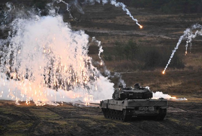 Med drugim naj bi zagotovili še 20 pehotnih bojnih vozil marder, 30 tankov leopard-1, štiri sisteme zračne obrambe iris-T-SLM in nadzorna brezpilotna letala. FOTO: Ina Fassbender/AFP