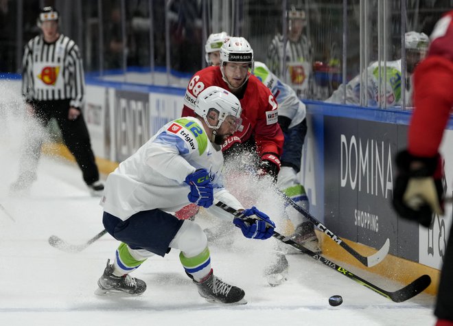 Nika Simšiča so razglasili za najboljšega slovenskega hokejista na tekmi proti Švici. FOTO: Ints Kalnins/Reuters