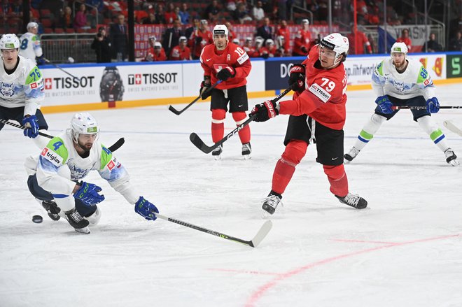 Calvin Thurkauf je takole Švico popeljal v vodstvo s 5:0. FOTO: Gints Ivuskans/AFP