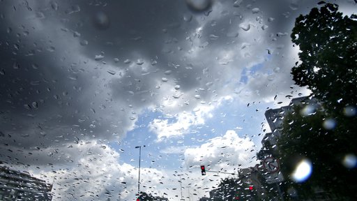Po napovedih meteorologov bo danes oblačno in deževno vreme. FOTO: Roman Šipić/Delo