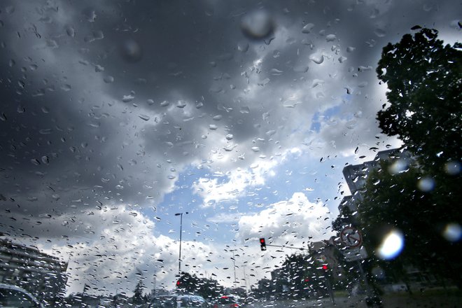 Po napovedih meteorologov bo danes oblačno in deževno vreme. FOTO: Roman Šipić/Delo