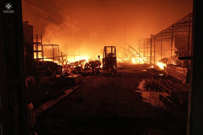 Skladišče gori, potem ko ga je zadela ruska raketa. FOTO: State Emergency Service o Ukrai via Reuters