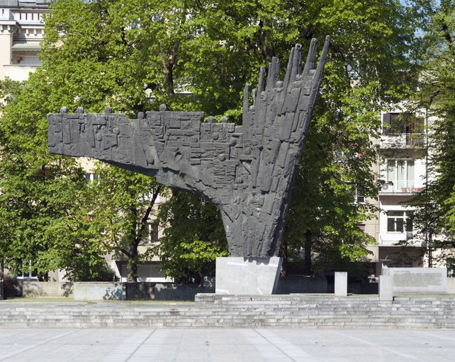 Spomenik revolucije na Trgu republike v Ljubljani, 1975. FOTO: Arhiv Moderne Galerije
