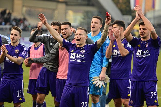 Nogometaši Maribora so se veselili po doseženem golu, ne pa koncu tekme v Sežani. FOTO: Marko Pigac