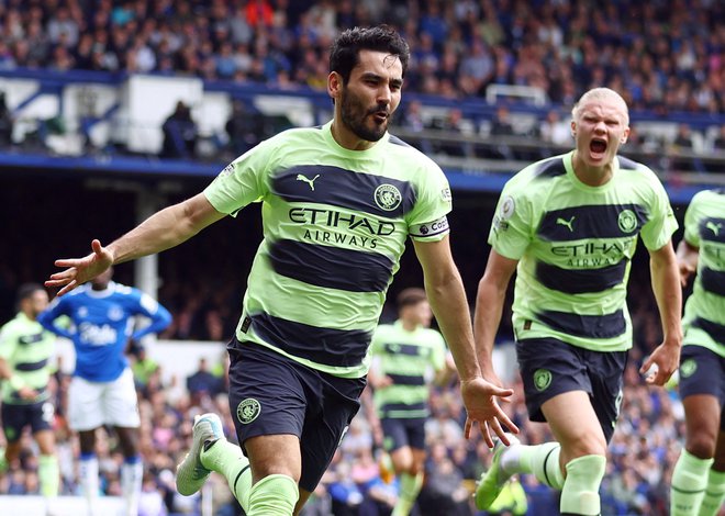 Ilkay Gündogan je blestel proti Evertonu, desno Erling Haaland. FOTO: Carl Recine/Reuters