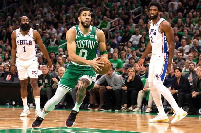 Jayson Tatum je dosegel rekord lige, saj pred njim še nobenemu košarkarju ni uspel takšen izkupiček na odločilni tekmi končnice. FOTO: Adam Glanzman/AFP