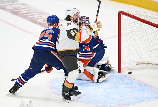 Zlati vitezi so s 4:2 v zmagah izločili Oilers, potem ko so v gosteh v Edmontonu zmagali s 5:2. Edmonton je v prvem krogu izločil Los Angeles Kings Anžeta Kopitarja. FOTO: Walter Tychnowicz/Reuters