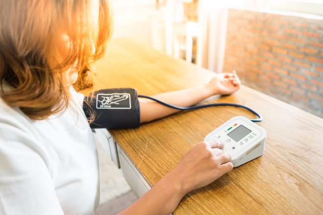 Če zvišan krvni tlak zaznate dovolj zgodaj, lahko pravočasno ukrepate. FOTO: AdobeStock