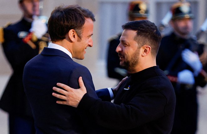 Macron bo po napovedih Elizejske palače nadaljnjo vojaško pomoč Ukrajini pojasnil drevi v televizijskem nagovoru. FOTO: Christian Hartmann/Reuters