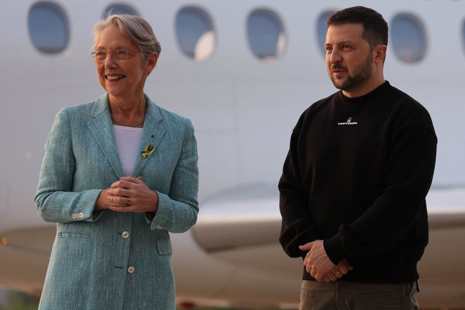 Zelenskega je poleg predsednika Macrona sprejela tudi predsednica francoske vlade Elisabeth Borne. FOTO: Reuters