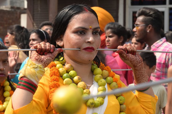 Vernica s prebodenimi ličnicami se je v Amritsarju udeležila procesije v čast hindujski boginji Sheetla Mata. Foto: Narinder Nanu/Afp