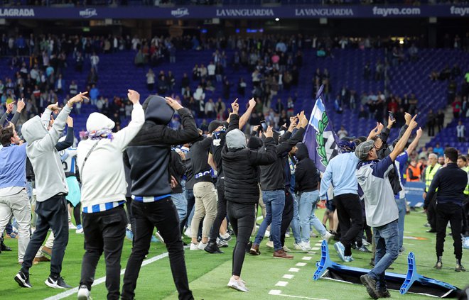 Navijači Espanyola so vdrli na igrišče. FOTO: Lluis Gene/AFP