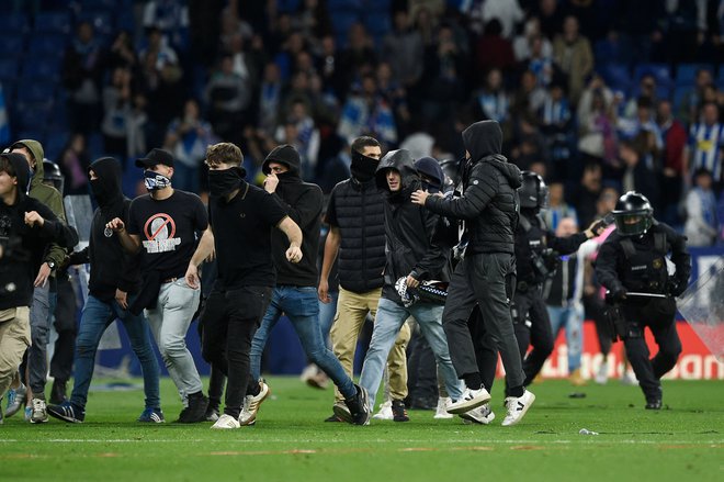 Navijači so jezni na vodstvo kluba. FOTO: Josep Lago/AFP