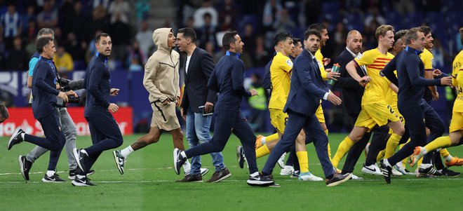 Nogometaši Barcelone so odhiteli proti slačilnici. FOTO: Lluis Gene/AFP