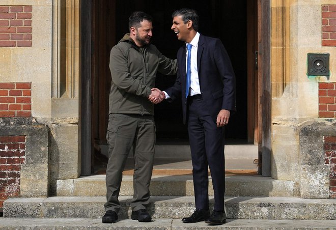 Britanski premier Sunak naj bi med pogovori z Zelenskim v podeželski rezidenci Chequers ponovno poudaril pomen zagotavljanja celotnega svežnja podpore Ukrajini. FOTO: Carl Court/AFP