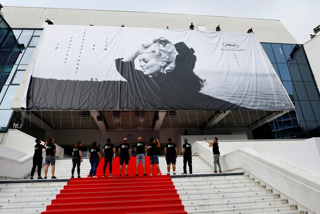 Rdeča preproga je pripravljena, na uradnem plakatu festivala je tokrat francoska diva Catherine Deneuve. FOTO: Eric Gaillard/Reuters