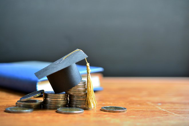 Država lahko spodbuja finančno pismenost z vključevanjem finančne vzgoje v šolski sistem. FOTO: ITTI gallery/Shutterstock