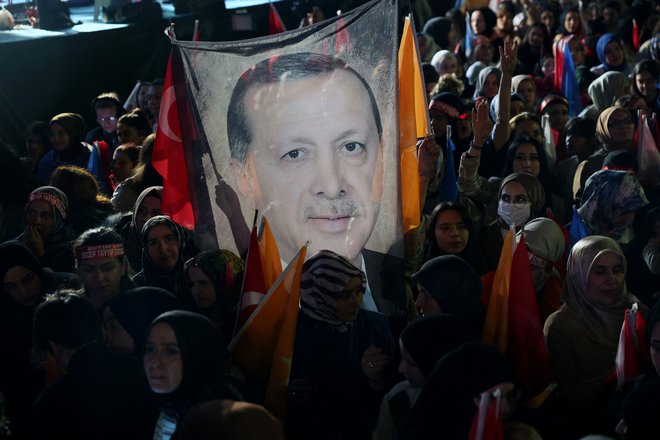 Podporniki aktualnega predsednika Recepa Tayyipa Erdoğana v Ankari. FOTO: Adem Altan/AFP