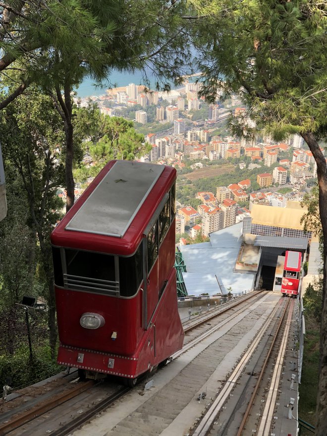 Gondolska povezava od vzpetega maronitskega romarskega središča do gosto poseljene sredozemske obale. FOTO: Peter Kumer