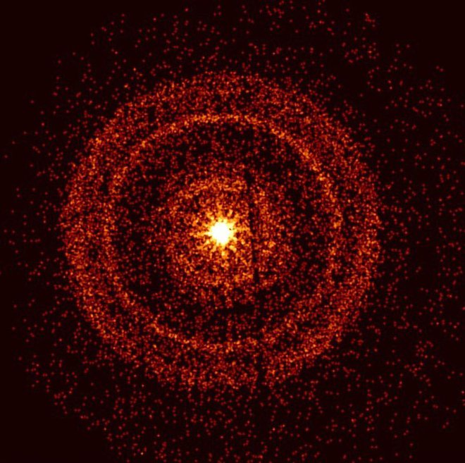 Teleskop Swift je posnel zasij GRB 221009A dobro uro po tem, ko so ga zaznali. Svetli obroči so posledica rentgenskih žarkov, razpršenih zaradi sicer neopaznih plasti prahu v naši galaksiji, ki ležijo v smeri izbruha. FOTO: Nasa/Swift/A. Beardmore (Univerza v Leicestru)

 