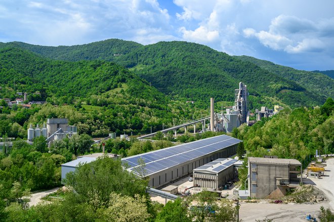 Salonit Anhovo ni poročal o temperaturi v rotacijski peči, kot bi moral na osnovi veljavnega okoljevarstvenega dovoljenja. FOTO: Miran Kambič