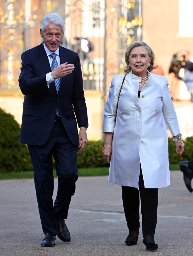 Nekdanji predsednik Bill Clinton in nekdanja predsedniška kandidatka Hillary Clinton. FOTO: Pool/Reuters