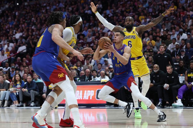 Los Angeles Lakers so na tekmi povedli le v uvodni minuti z 2:0, kasneje pa vseskozi lovili Denver. FOTO: AFP