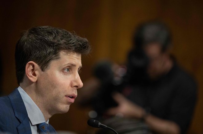 Umetna inteligenca bi lahko bila za človeka tako pomembna, kot je bila iznajdba tiskarskega stroja, je dejal Sam Altman, vendar se je treba zavedati njenih nevarnosti. FOTO: Andrew Caballero-Reynolds/AFP