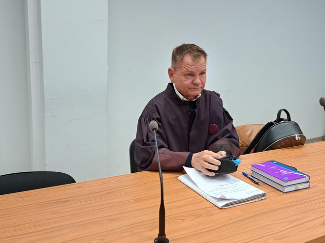 Stol obtoženega Janeza Janše je ostal prazen, njegov zagovornik Franci Matoz je dejal, da bodo poslali dokazila, da je bila Janševa odsostnost opravičljiva. FOTO: Špela Kuralt/Delo