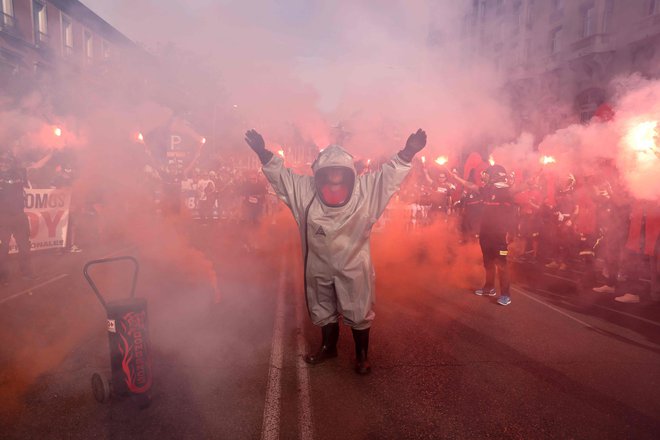 Pred španskim kongresom v Madridu je potekal protest gasilcev proti politični blokadi zakona, ki bi omogočil usklajevanje vseh gasilskih služb. Foto: Pierre-philippe Marcou/Afp
