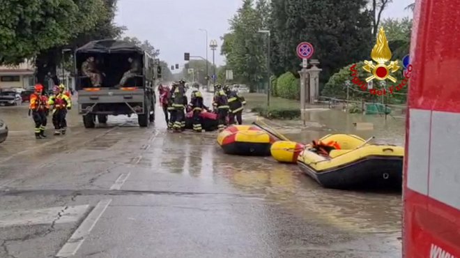 V Emiliji-Romanji je bregove prestopilo kar 14 rek. FOTO: Vigili Del Fuoco/Reuters