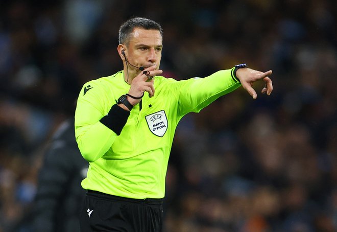 Slavko Vinčić je bil aktiven tudi 14. marca, ko je takole dosodil kazenski strel za Manchester City v tekmi z Leipzigom. FOTO: Molly Darlington/Reuters