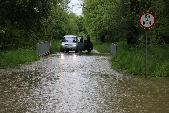 Zaradi plazov in poplav je oviran tudi promet na številnih cestah. FOTO: Jože Pojbič